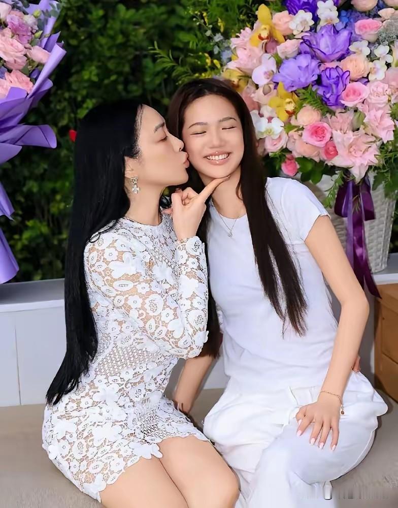 55岁的钟丽缇瘦下来了看起来特别漂亮，和女儿同框看起来像姐妹，两个女儿也完美的继