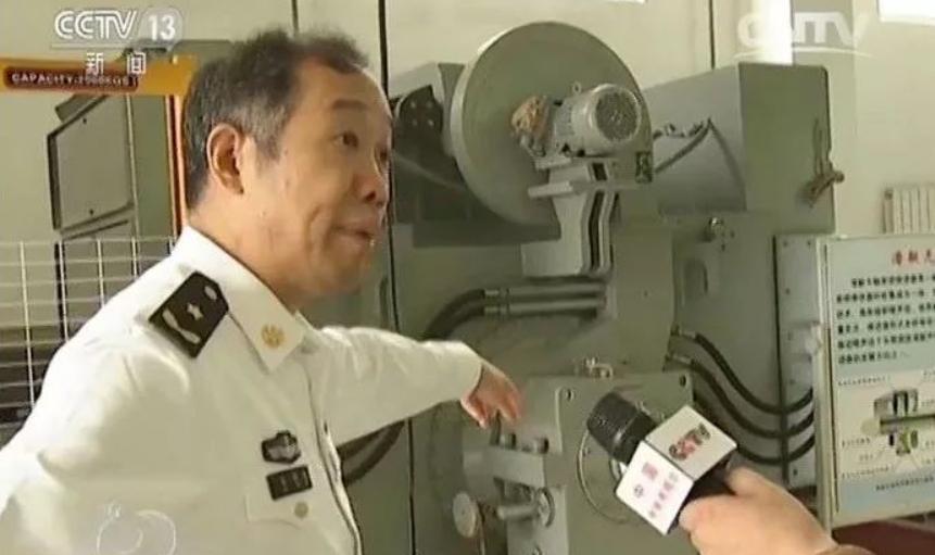 我方电磁弹射使用的是直流电，而美国使用的是交流电。有中国电磁弹射之父称号的马伟