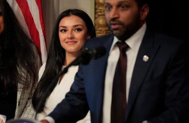 美国最近爆出的大瓜，FBI局长帕特尔居然把价值几千万美元的政府专机，当成自己的约