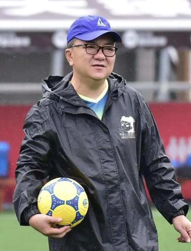 还是白岩松敢说！中国足球小将夺冠后，白岩松针对董路的这段独白，真的是发自肺腑啊。