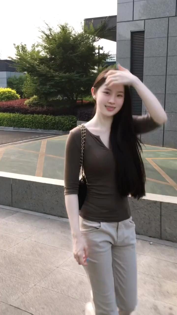 绿树阴中见，红袖添香时。