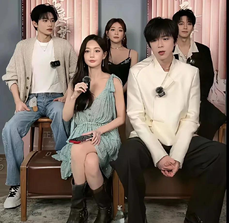 现在的男明星怎么回事？看到书卷一梦的剧宣发布会刘宇宁和王佑硕的审美真是出奇的