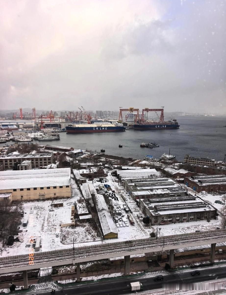 达利安船厂最新鸟瞰图舰艏除球鼻艏外已基本成型，艉部分段虽入坞但尚未完全安装到