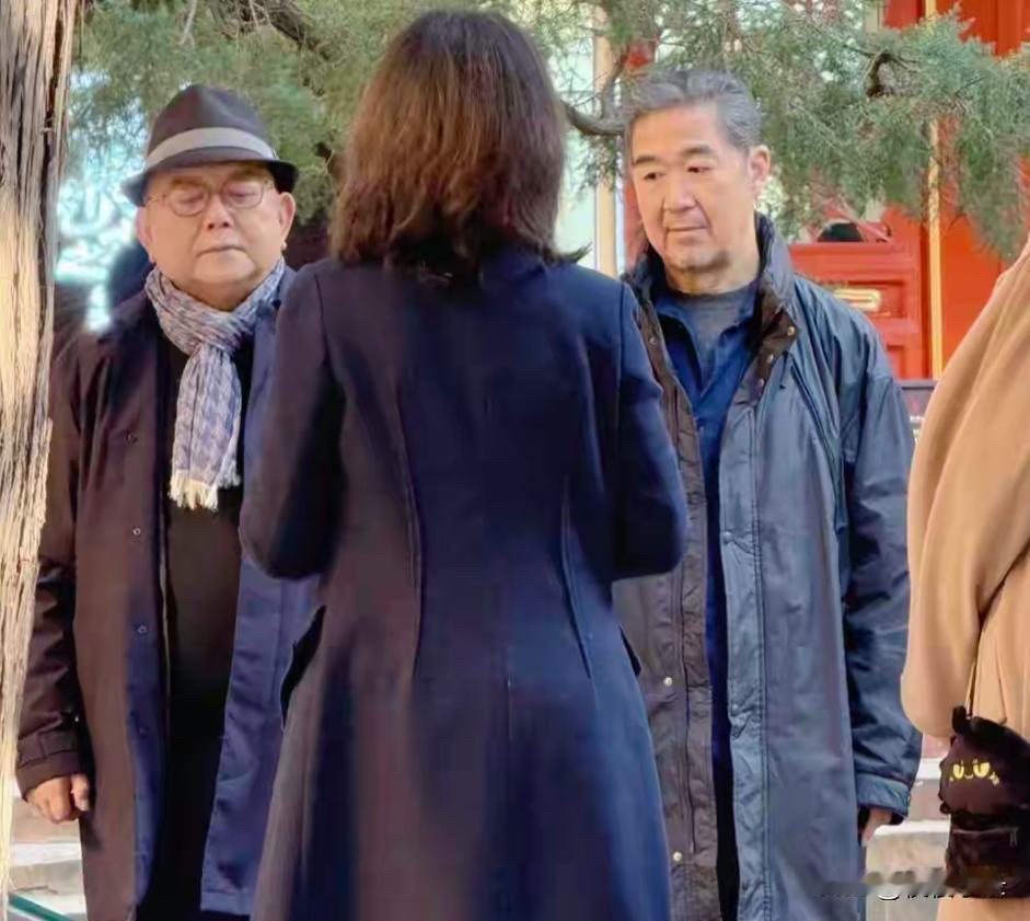 70岁张国立和76岁王刚在北京被偶遇，俩人老了好多，同框好温馨啊！[赞][赞][