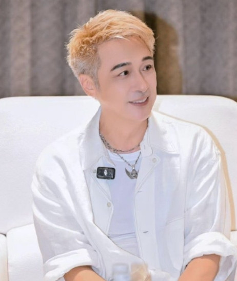 吴镇宇也太会保养了！63岁现身广州的造型超吸睛，身材保持得超棒，穿啥都有范儿，完