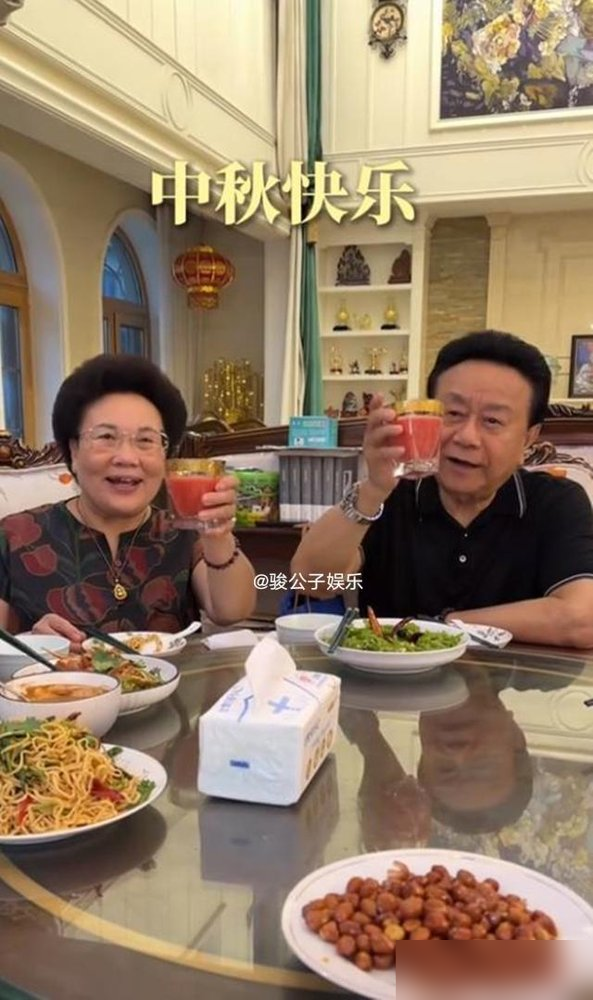 伊能静回沈阳婆家，桌上摆的是花生米、炒面、空心菜。没有山珍海味，没有清场摆拍，公公亲自下厨，她挤在厨