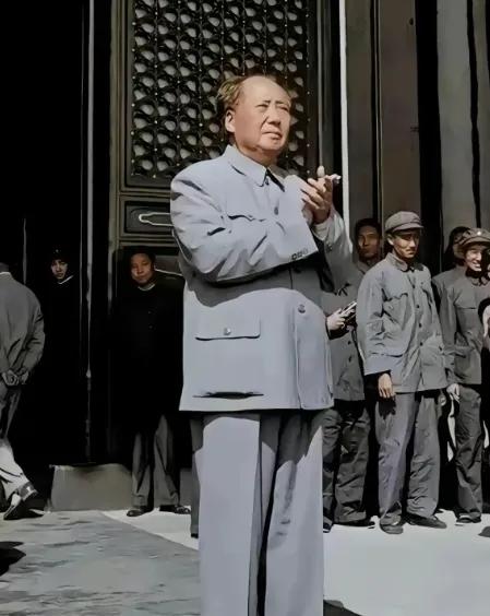 1964年，毛主席秘密地把周总理叫到办公室谈话。毛主席悄悄地说：“恩来，我有一个