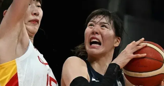 蚍蜉撼大树！女金刚张子宇把手臂挂在自己身上的韩国女篮主力当家中锋朴智秀直接对抗到