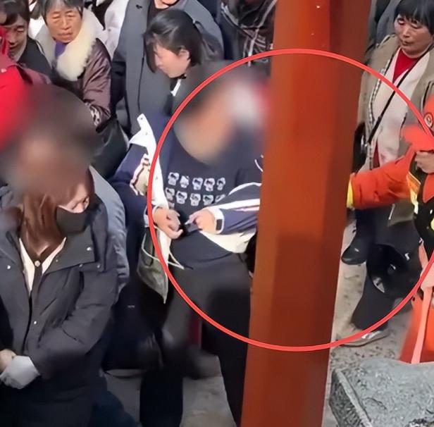 “凭什么管我，我赶时间！”2026年3月13日泰山景区，一个年轻女子排队等缆车，