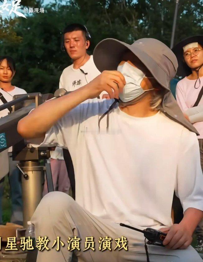 关于周星驰为什么常年戴口罩，不少网友解释是捐了骨髓导致抵抗力差……看到这个消息有