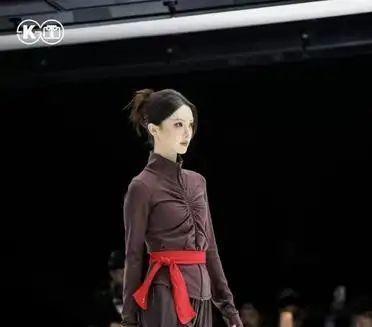 金晨上海时装周走秀😂衣服真的一言难尽。好在她气场拉满，走得超自信。纯靠强大信念
