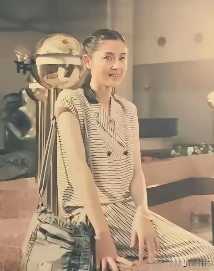 1983年，24岁的倪萍美得灵动脱俗。忙碌拍戏之余，她坐在吧台上短暂歇息，被摄影
