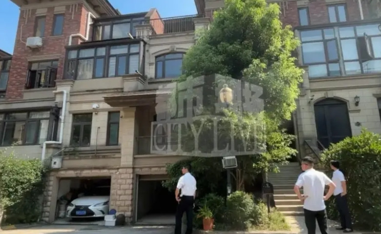 “白瞎了物业费！”江西南昌，一男子买下别墅后，一直都没装修，直到10多年后，他才
