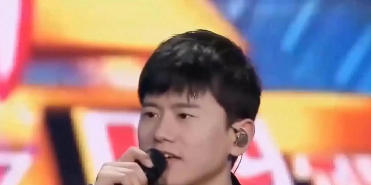 就在1月23日晚，成都东安湖体育公园，张杰的演唱会现场直接炸了锅。他当着几万观众