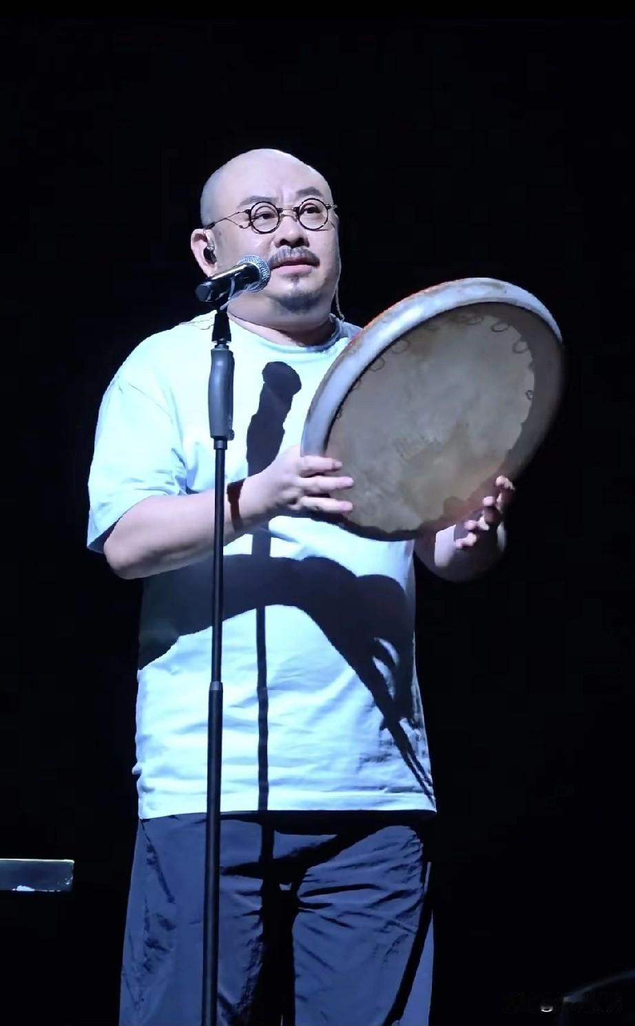 刀郎老师对新疆的音乐和新疆的乐器太有研究了，这次在乌鲁木齐演唱会上，刀郎老师展示