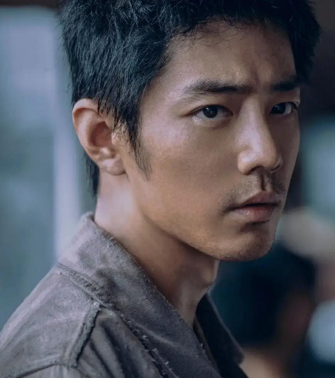 刚刷完《得闲谨制》，直接破防。这片子不是爽剧，是抗战版“灵魂考卷”。