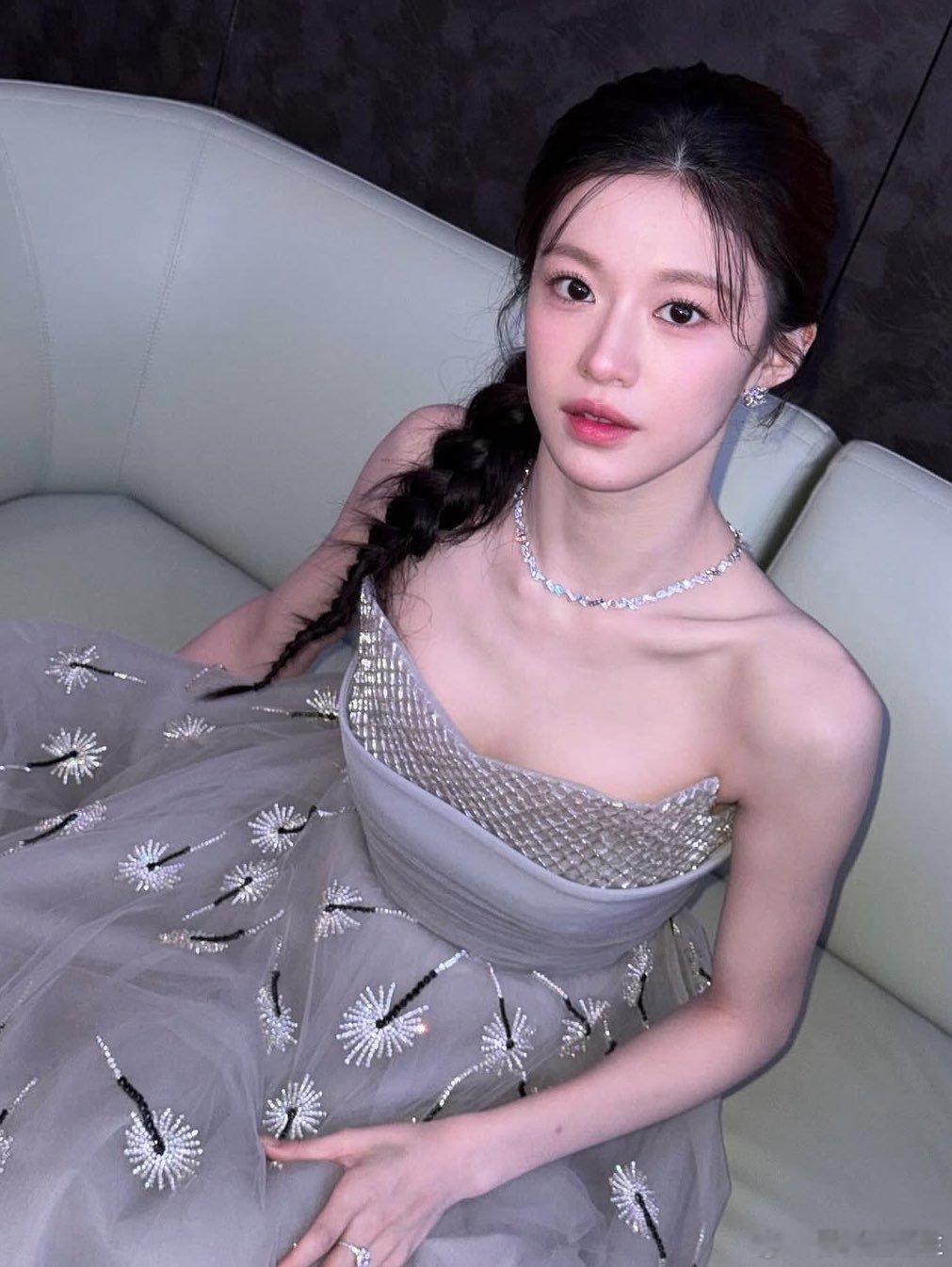 【推万赞】美的很客观的高允贞[爱心]​​​