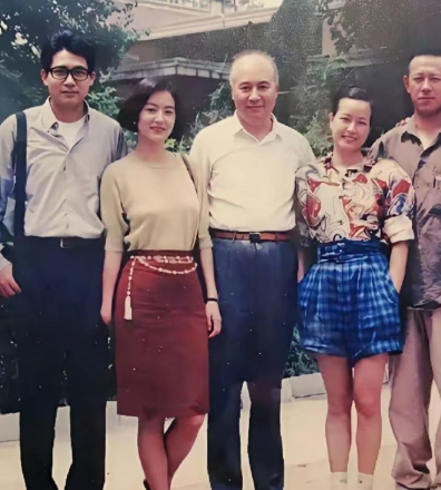 年轻时期的刘晓庆还是长得不错的，皮肤白皙，五官精致，只是她的穿着现在看起来比较土