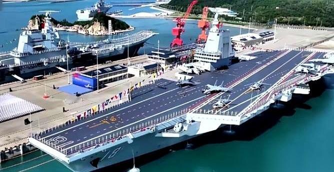 刷到“航母量产”四个字，我愣了三秒。官方亲口说的。福建舰，咱家那艘电磁弹射的大