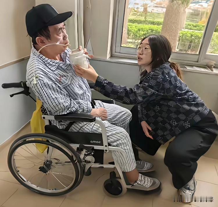 聂玉平先生生病住院期间，孝顺懂事的女儿为他吃饭的一幕被拍摄下来了，不知为什么，每