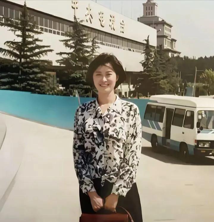 1994年，39岁的敬一丹站在央视门前，还是熟悉的短发，熟悉的笑容，那时候，她穿