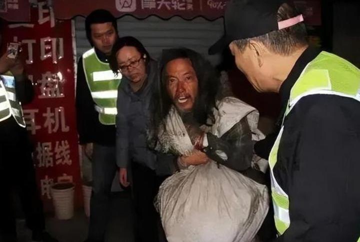 “万万没想到！”2020年，上海警方在一处废弃楼房中发现一名流浪汉。男子身份不明