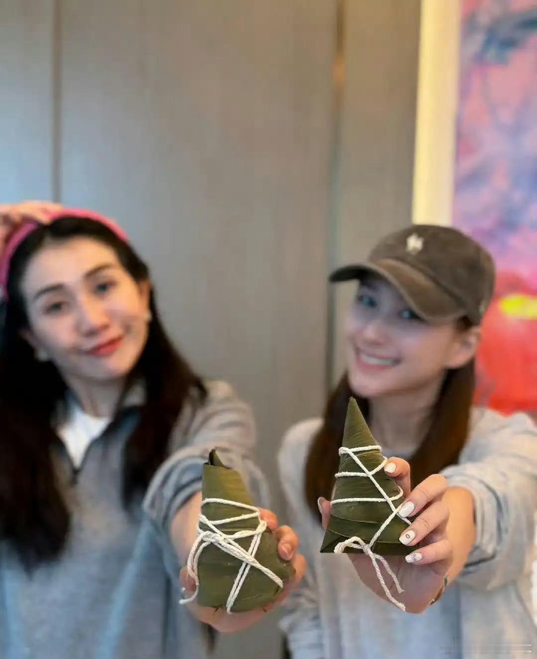 35岁的何超莲与同父异母的姐姐何超盈一同包粽子，画面温馨。她手腕上佩戴的一只镯子