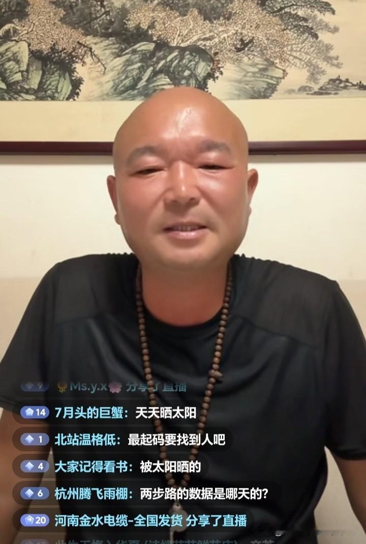寻找失踪女大学的野马说：也蒙圈！野马在直播间说，救援队很多，但是瘦驴背没有结果