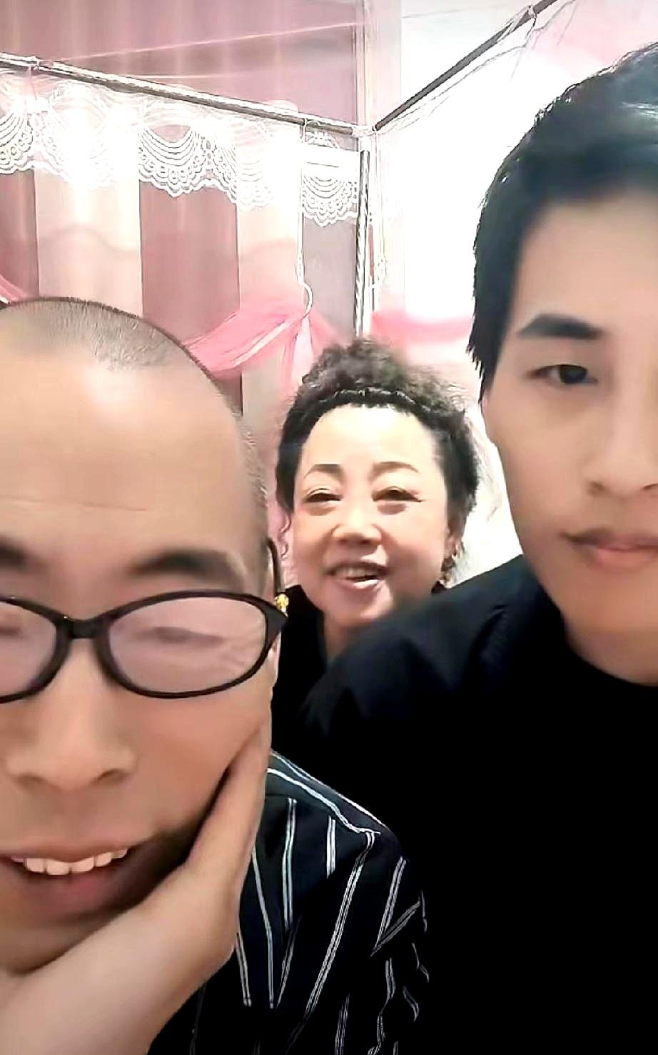 云鹏明日就要赴京了。继母把行李打点好了：两个大行李箱，一个大背包。一个箱子