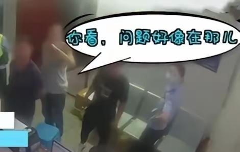 三个男子被带到派出所问话进行调解，在调解室做笔录的时候，三个男子突然都盯着同一个