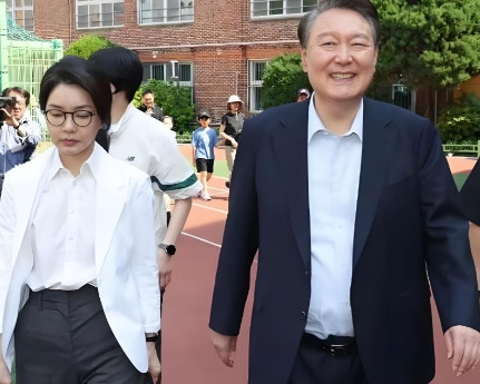 随着李在明全面掌权，尹锡悦夫妇真的要失眠了。这几天，尹锡悦夫妇出去散步，被韩国民
