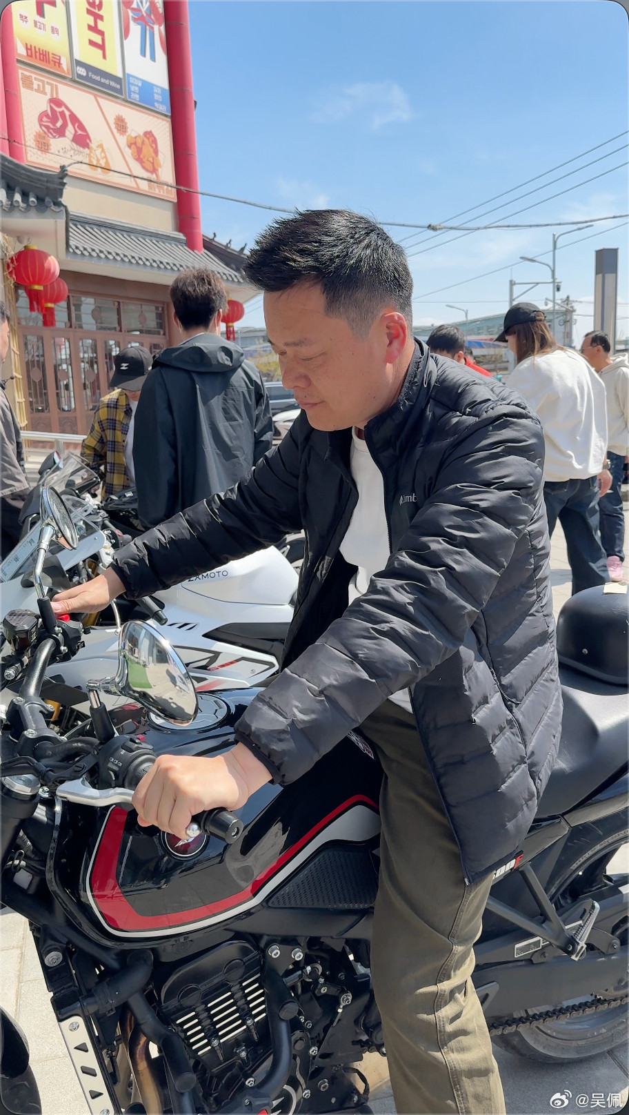 张雪机车店门口一堆人等着看车，这一把真火了。