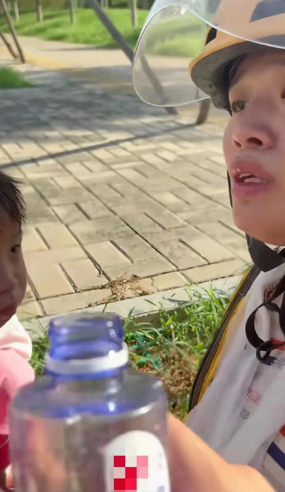 陌生男子，路遇一位带着孩子送外卖的妈妈，中暑后虚弱地坐在路边树下，接下来的一幕，
