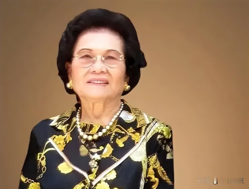 千亿女首富，为何落得子女反目无人送终？说起香港最有钱的女人，很多人第一时间想到