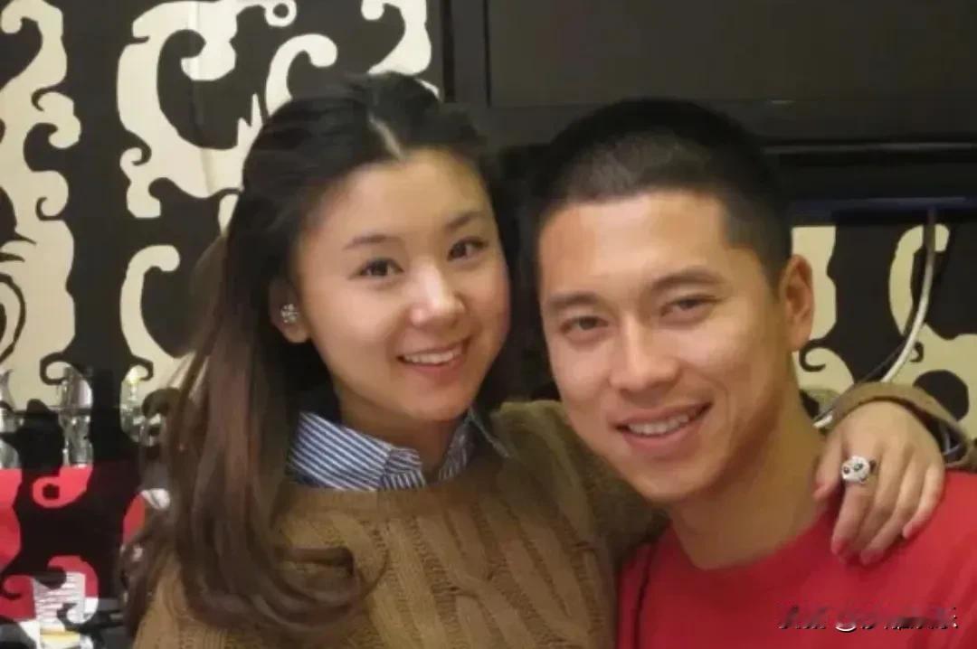 王雷，难掩幸福！6月12日凌晨，2026美加墨世界杯揭幕战激战正酣，当大部