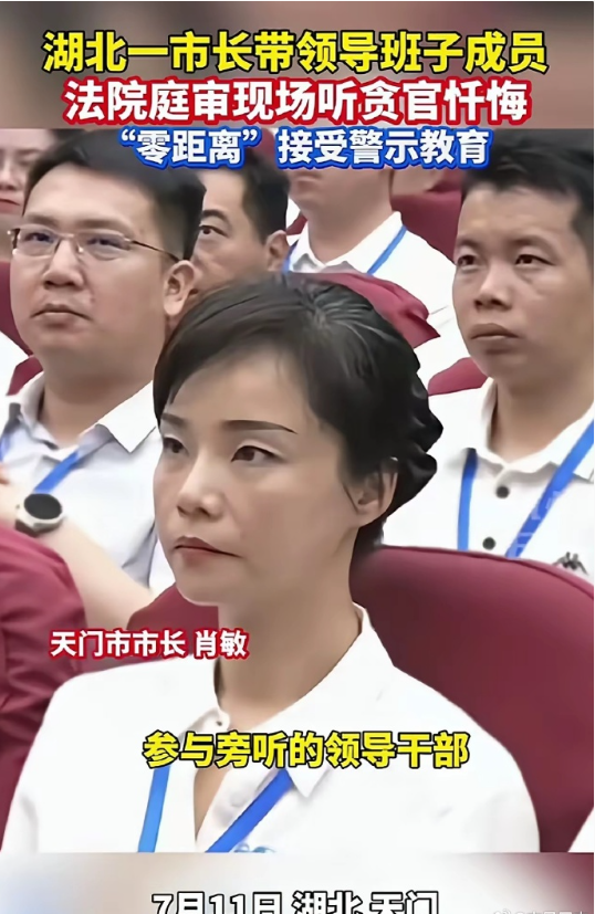 严肃的表情下透着恐惧。。。