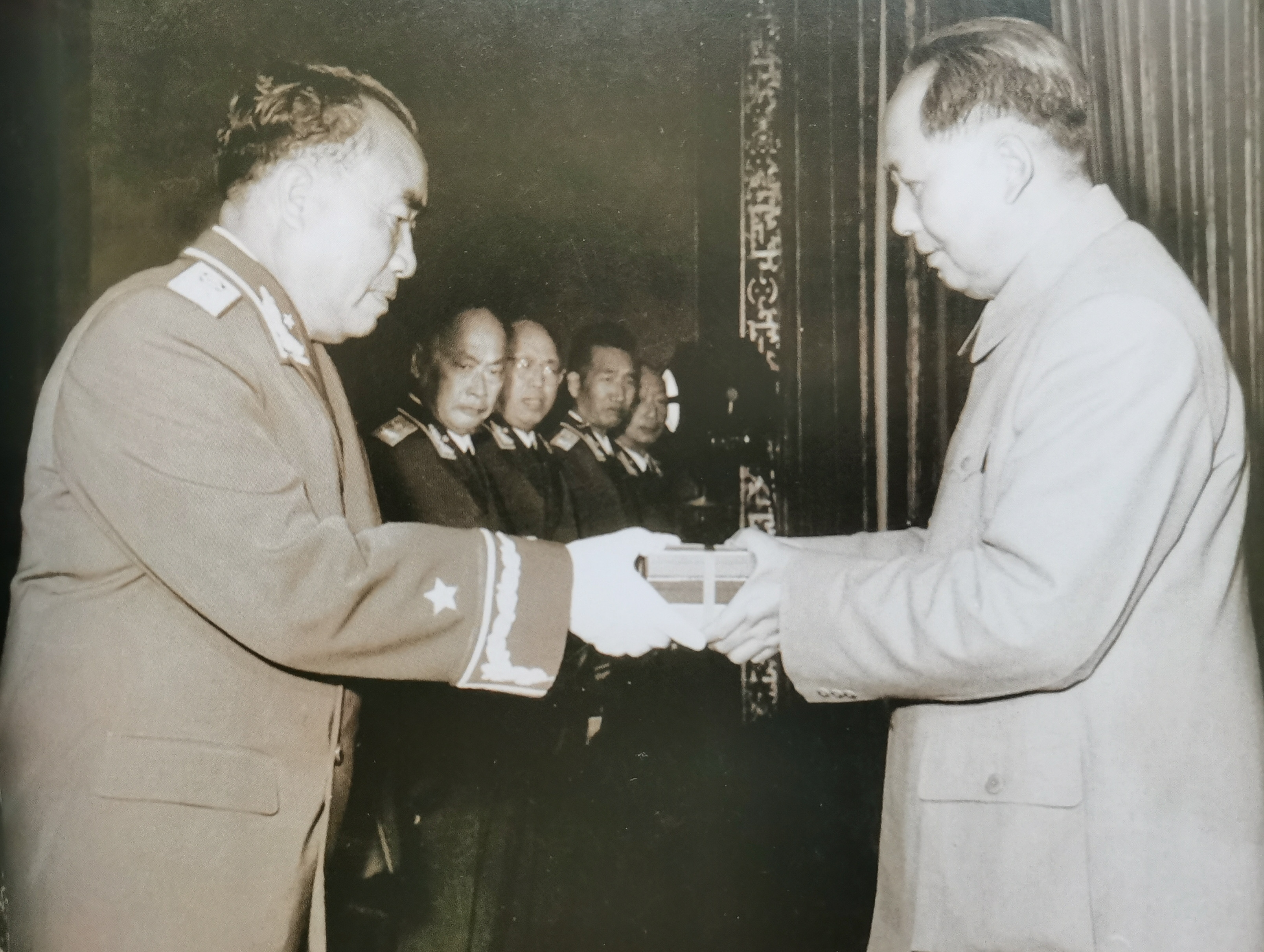 1955年大授衔的时候，大家的神情是严肃的，甚至有几分悲壮。请看陈毅元帅、罗荣桓