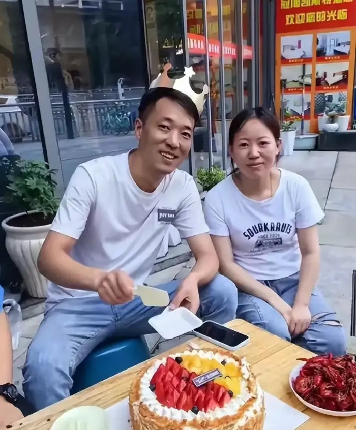 郑州“菜刀哥”李坤朋凌晨去世了！他最放心不下的人，应该就是他正在读高三的女儿。