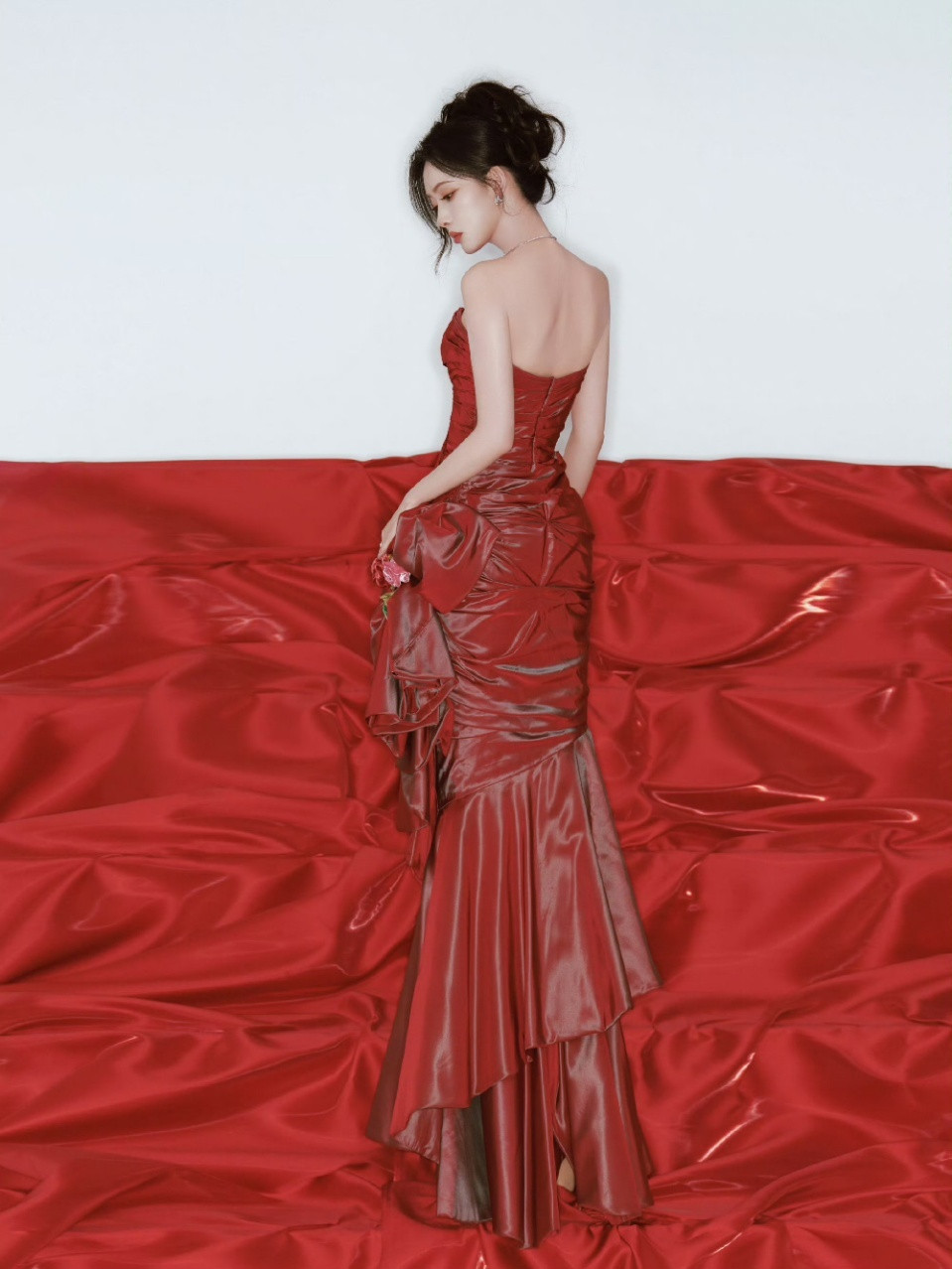 孟子义孟子义尖叫之夜红裙高定孟子义尖叫之夜高定造型出图孟子义红裙好明艳！！