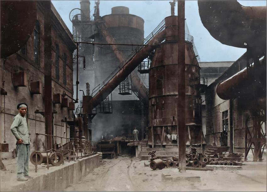 这张汉阳铁厂的内景照，清晰还原了近代中国早期重工业的生产实貌，高大的冶炼炉、交错