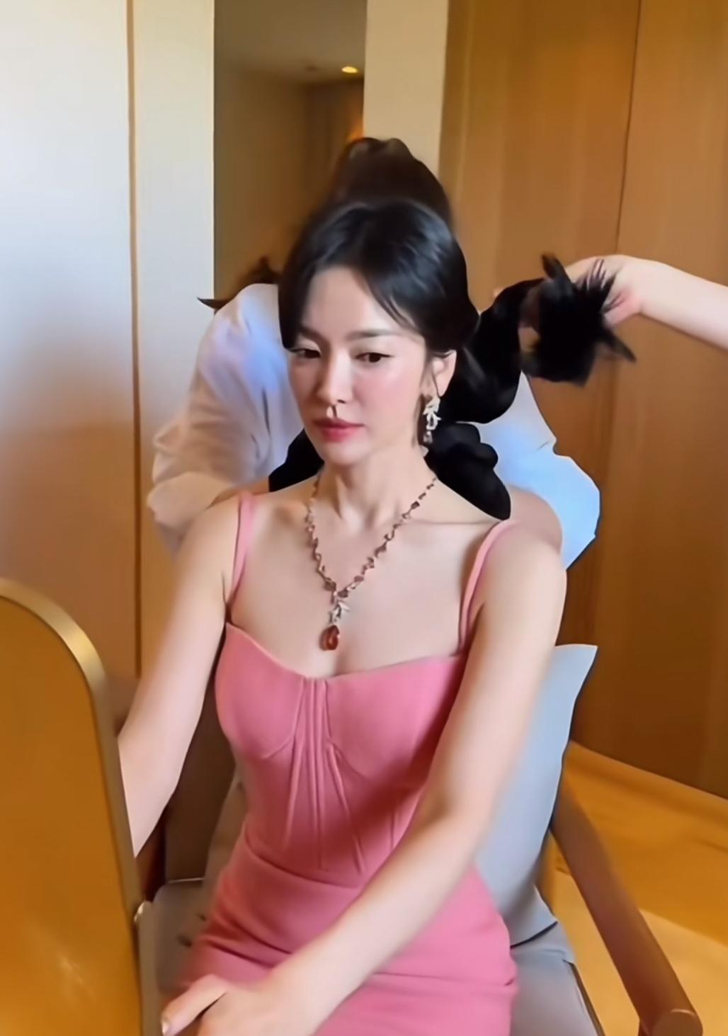 我真的觉得李晟跟宋慧乔很像诶？！第一眼看成了李晟了…[捂眼睛]有岁月痕迹了，不过