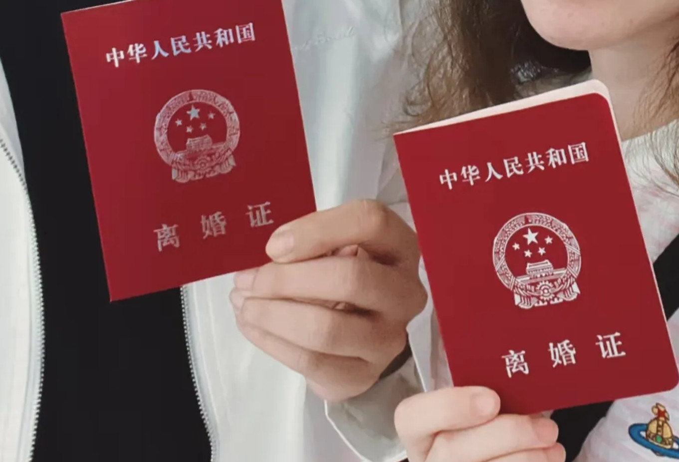 我表姐没有做过，她婆婆离婚了，两个孩子全都给了婆家，并且当年是净身出户，净身出户