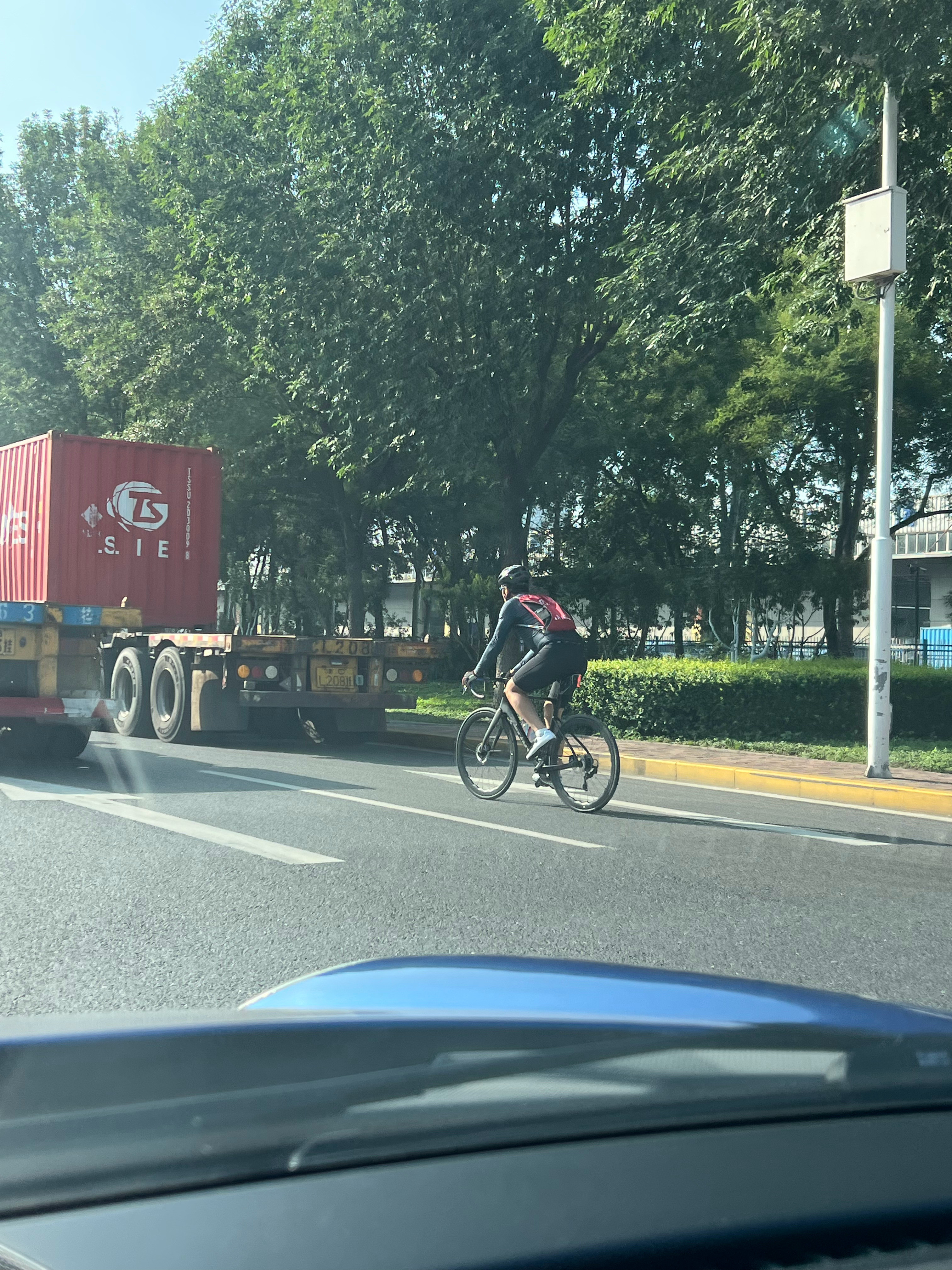 我是个挺想骑车通勤的人，但是看到我的上下班路况，我就放弃了摩托车，敞篷车，全都都