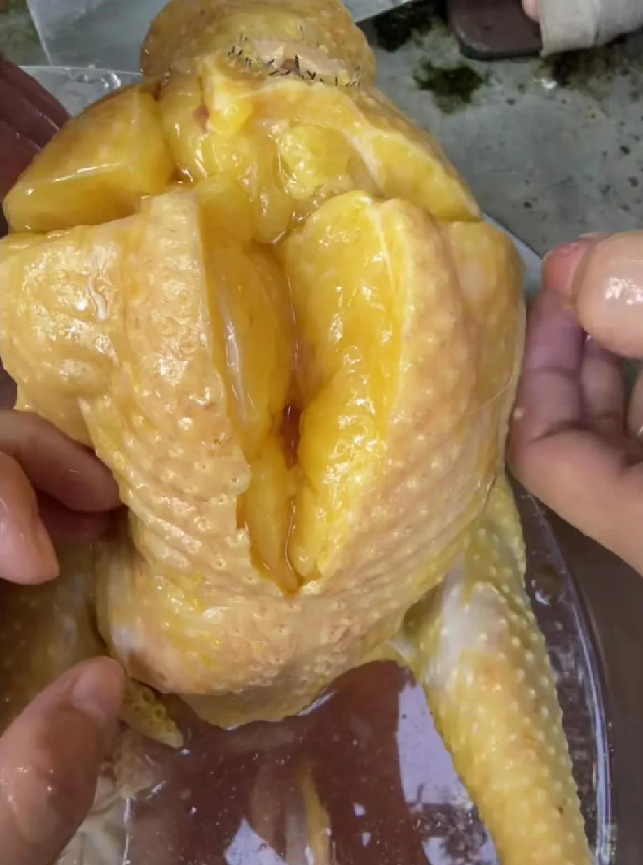见过这么肥的鸡？都是油……怎么吃啊？