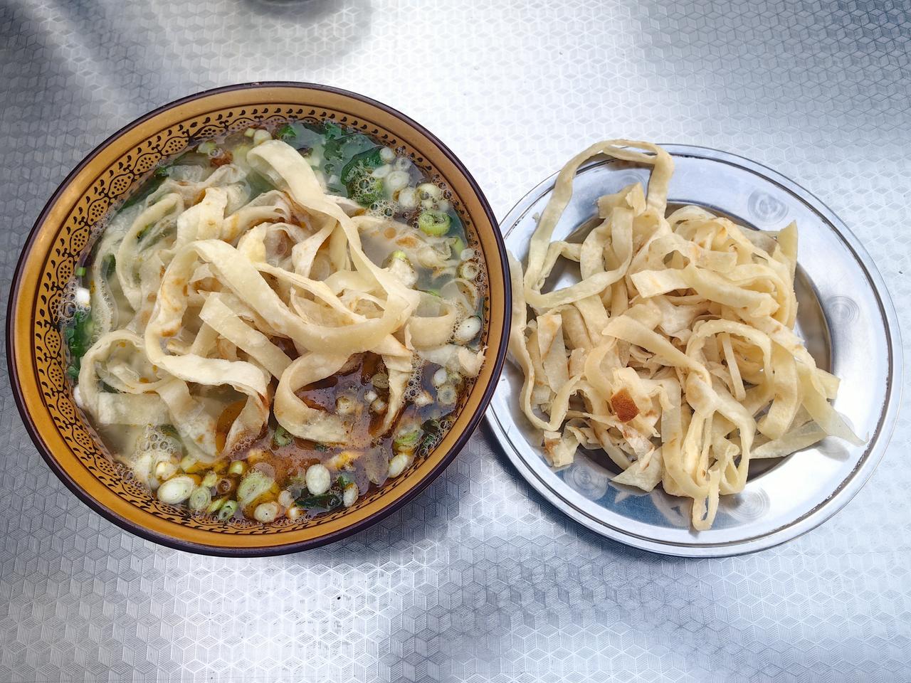 最近在家乡装修房子，每天忙得很，吃饭都没有时间做。今天早上在街上吃一份豆腐汤