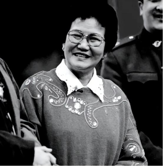 1964年，小叔子盛弘对赵丽蓉说：“嫂子，我哥走3年了，咱俩一起过吧！”赵丽蓉严