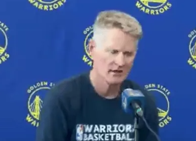 明日NBA常规赛：勇士将在主场迎战爵士。今日，勇士主教练史蒂夫-科尔出席新闻发