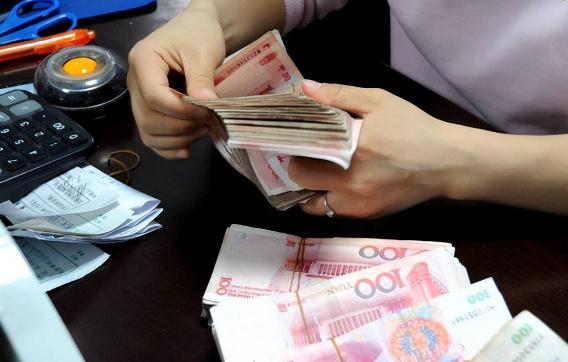 昨晚，和一个银行的朋友聊到很晚，他透露了三个消息，让我感觉风向彻底变了！第一，