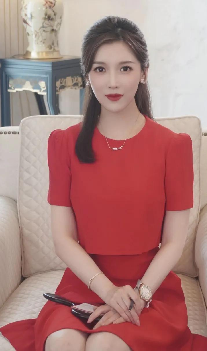 凤凰卫视为了火，真的尽力了。这位主持人姐姐只要坐着，我都愿意看十几分钟新闻，也