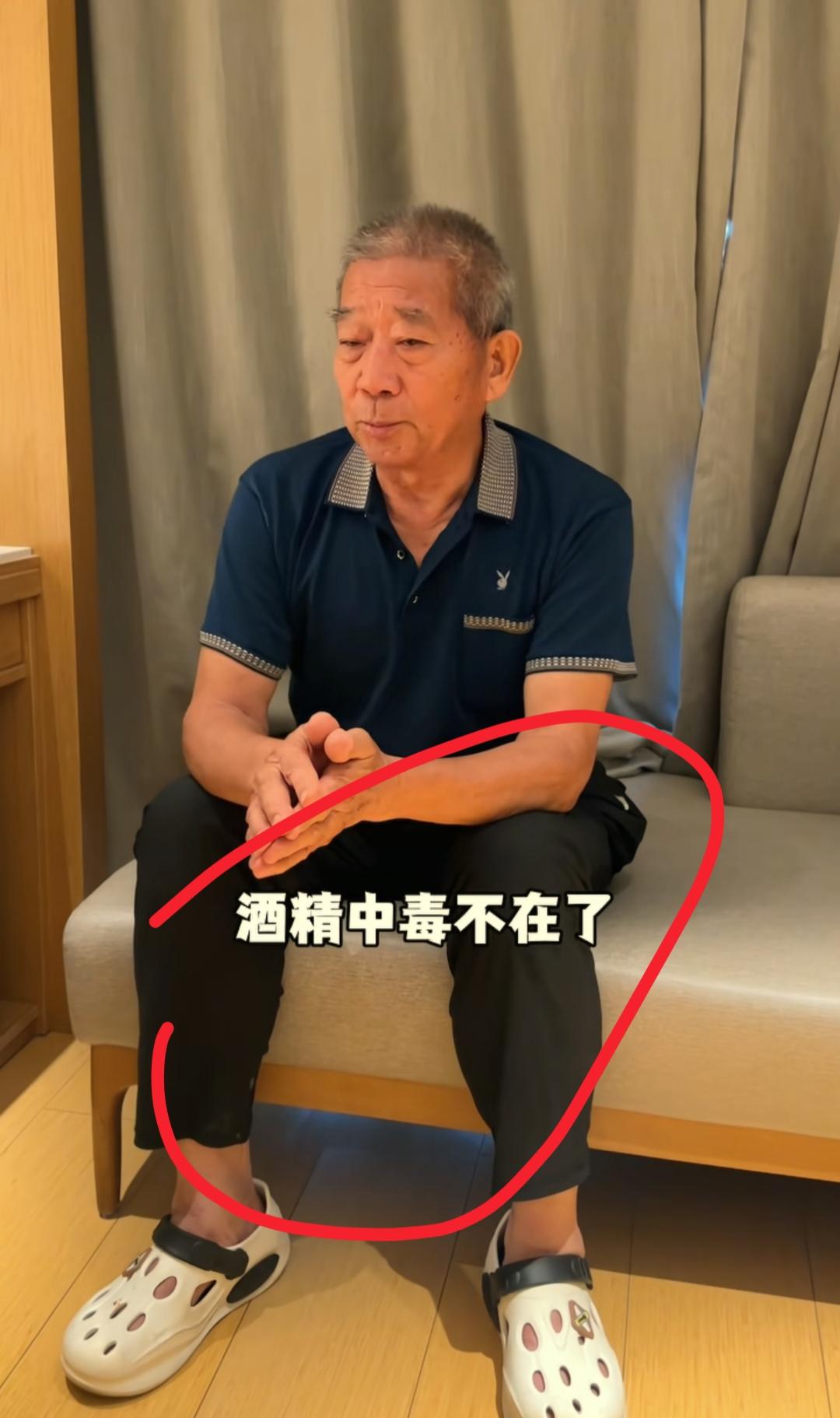 老黄父亲节视频一播出全网吃瓜的人都傻了不是大女儿终于露面，而是大儿子早就不在